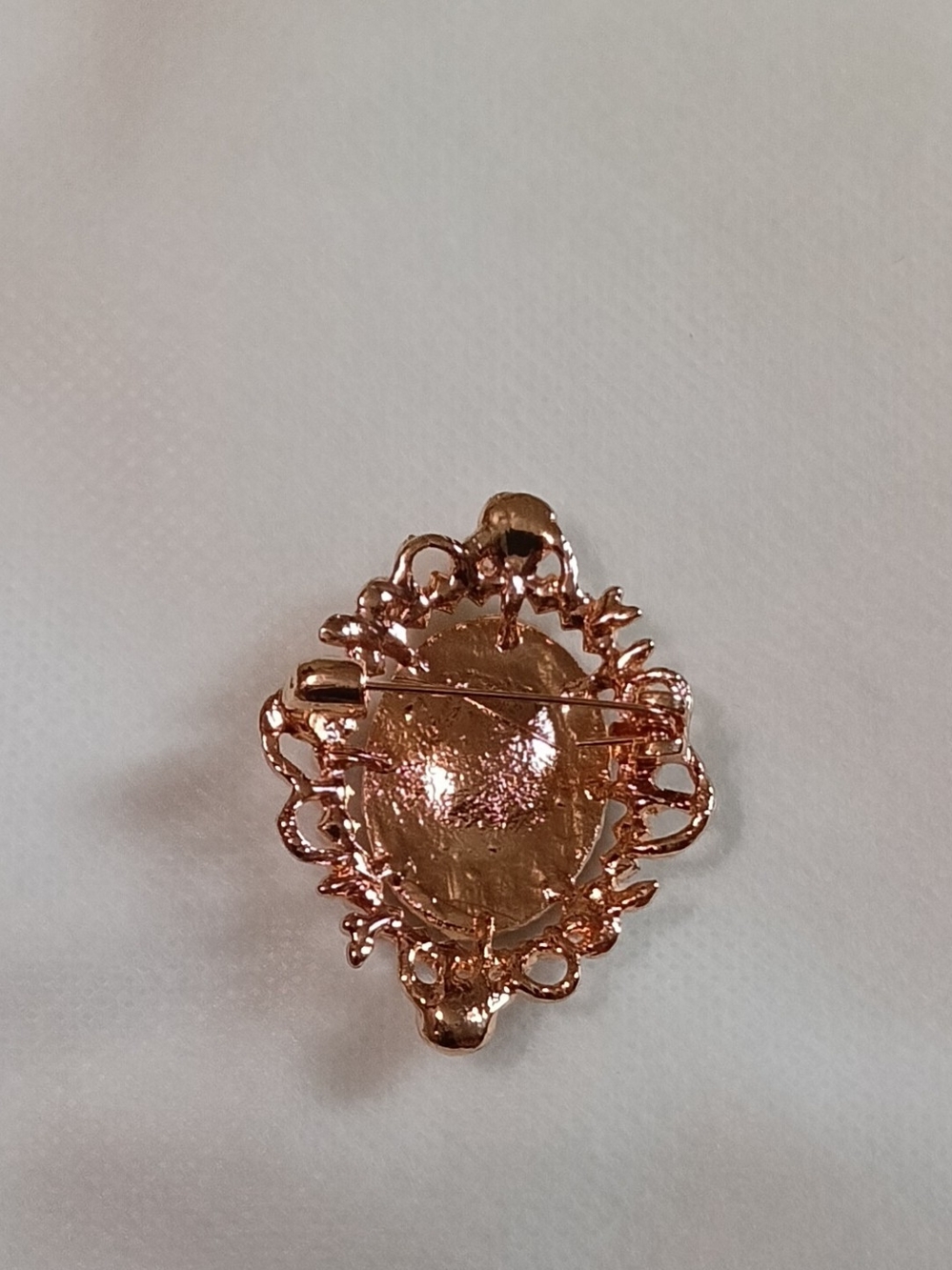 Vintage-Inspired Purple Cameo Brooch with Pearl Accents - Picture 3 of 3